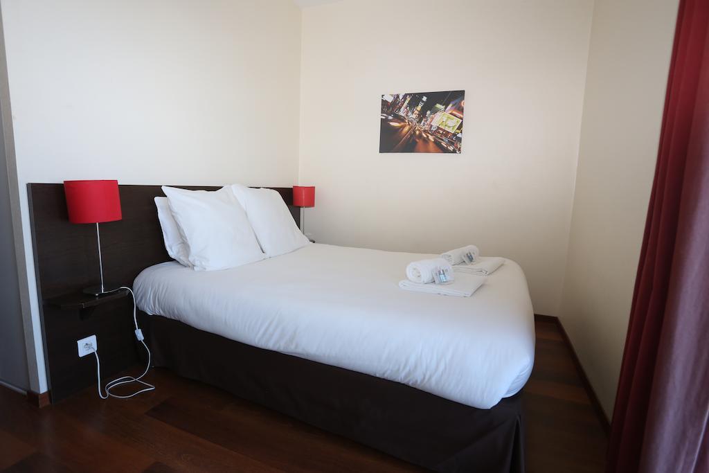 O'Sullivans Bar And Hotel Mandelieu Zimmer foto
